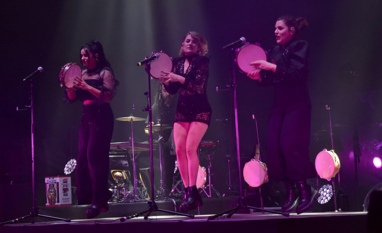 La foliada de las Tanxugueiras hace vibrar Pelícano en su primer concierto del año