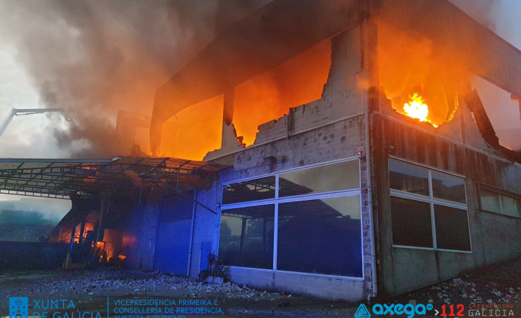 Un incendio afectó a cinco naves del polígono industrial de Rebullón en Mos