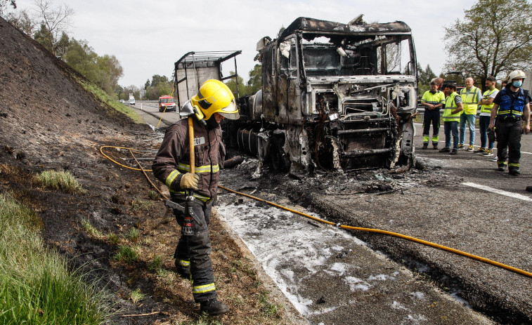 El incendio de un camión en Abegondo obliga a cortar la AP-9 durante casi una hora