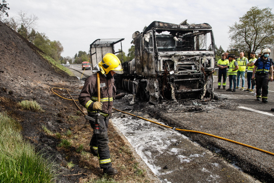 El incendio de un camión en Abegondo obliga a cortar la AP-9 durante casi una hora