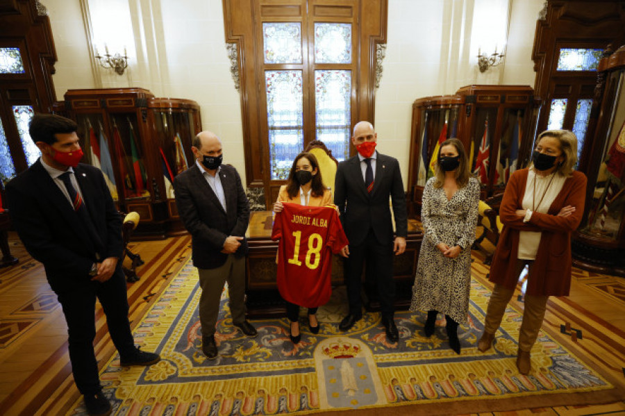 La alcaldesa de A Coruña recibe de Rubiales la camiseta de Jordi Alba