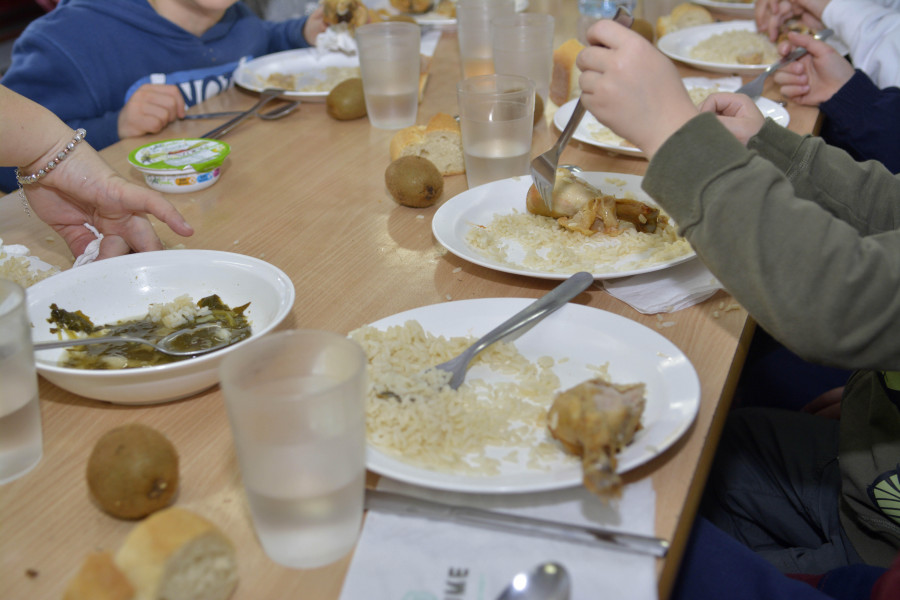 Betanzos asume cuatro años más el servicio  de comedor escolar y el de “mañanceiros”