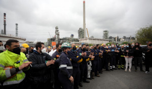 Los sindicatos exigen más medidas de prevención en la refinería tras el accidente en el que murió un operario