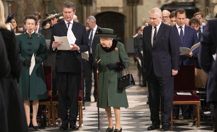 Isabel II exhibe su apoyo al príncipe Andrés en el homenaje al duque de Edimburgo