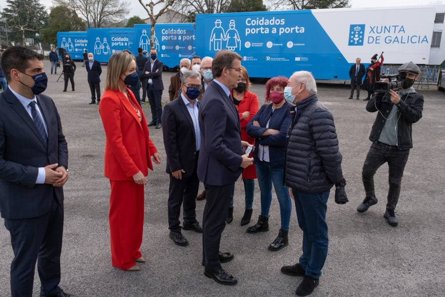 Cambre estrena el autobus con servicios de podología y audiología de la Xunta