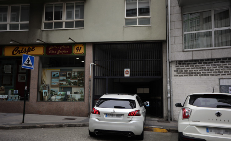 Roban en más de 30 vehículos en un garaje comunitario de Os Castros