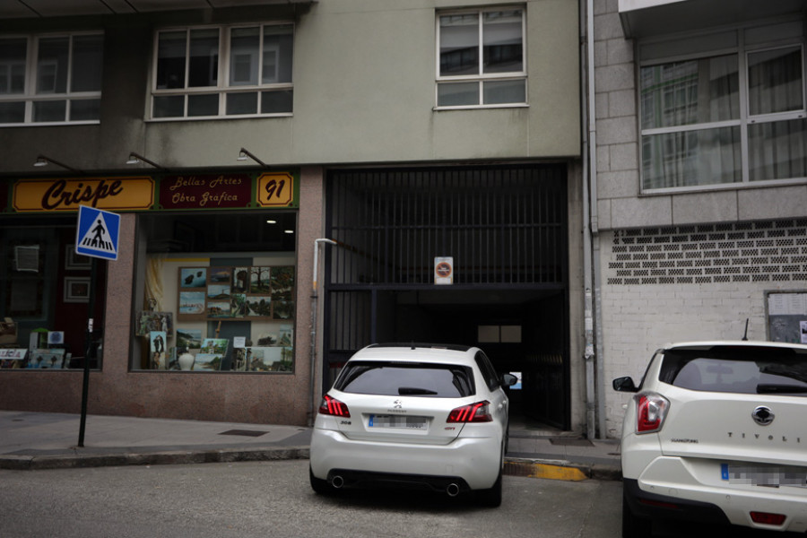 Roban en más de 30 vehículos en un garaje comunitario de Os Castros