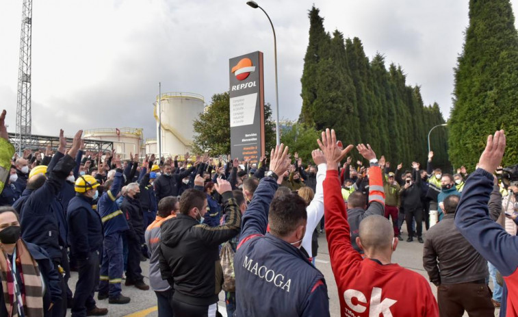 Los trabajadores de la refinería cortan la carretera a Meicende