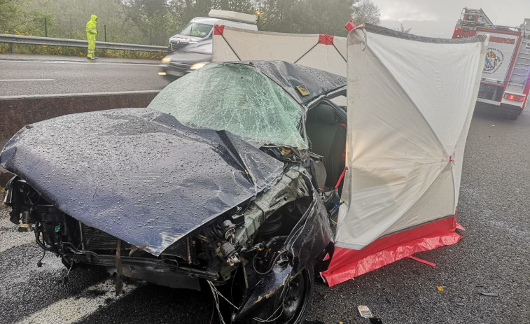 Fallece una joven de 26 años  al salirse de la vía con su  coche en la AP-9 en Bergondo