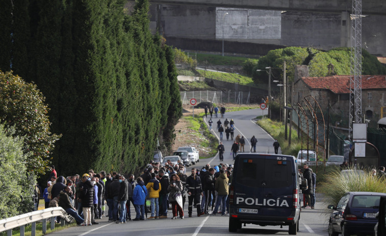 Continúan las protestas en la planta coruñesa de Repsol con el corte de la carretera a Meicende