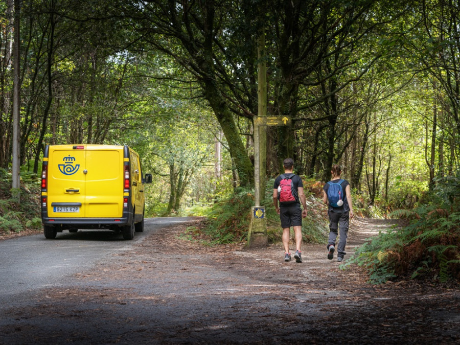 Los peregrinos del Camino de Santiago pueden usar desde este viernes el 'Paq Mochila' de Correos