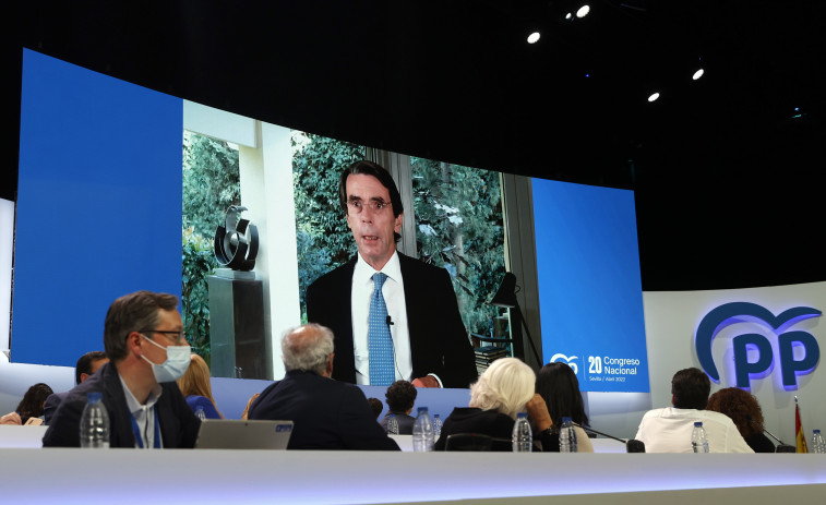 Aznar elogia a Casado y pide dejar atrás los errores pero no a las personas
