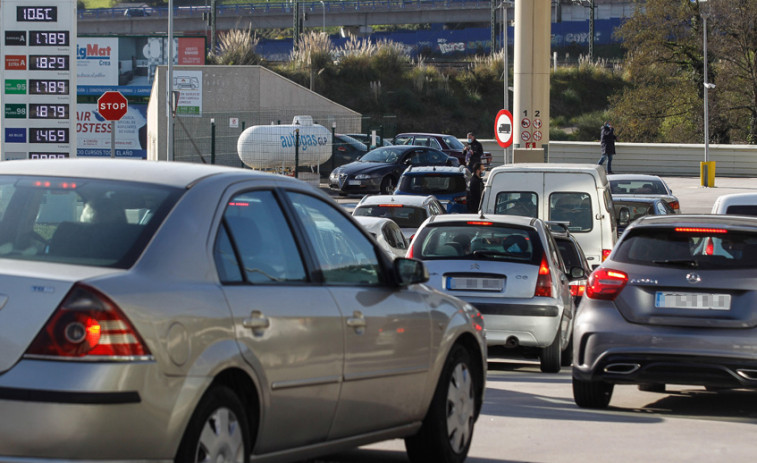 Colas en las gasolineras coruñesas en el primer día de descuento en combustible