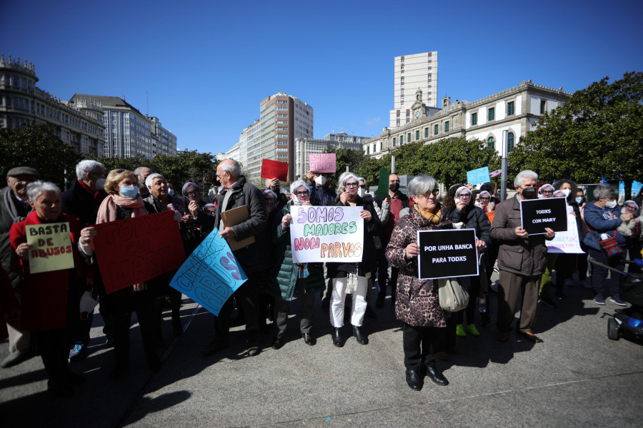 Centenares de personas se concentran en A Coruña por el "aberrante" trato de la banca y las comisiones "abusivas"