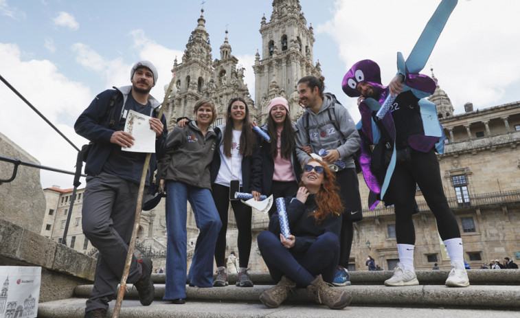 Caras conocidas como Roi Méndez o Cristina Castaño reciben de Nava Castro la Compostela a su llegada a Santiago
