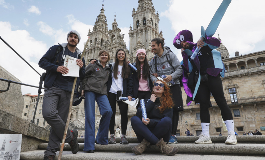 Caras conocidas como Roi Méndez o Cristina Castaño reciben de Nava Castro la Compostela a su llegada a Santiago