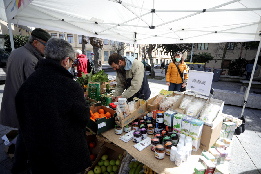 El Mercado Ecológico de la plaza de España desafía el frío y el viento y se celebra una vez más