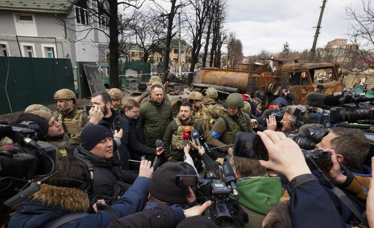 Zelenski visita la matanza de Bucha y Rusia replica que es un 