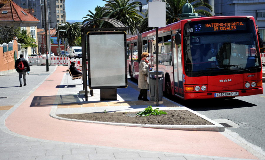 Los carriles bici tras las paradas de bus reaparecen en la rotonda de la ronda de Nelle con la de Arteixo