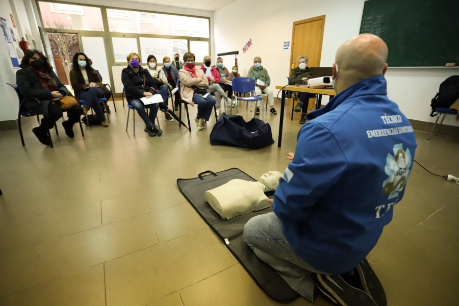 Una quincena de cullerdenses recibe formación  en primeros auxilios de la mano de profesionales