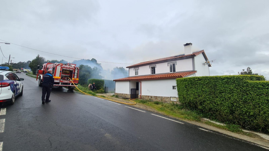 Un incendio iniciado en una chimenea causa daños en una vivienda unifamiliar de Espíritu Santo
