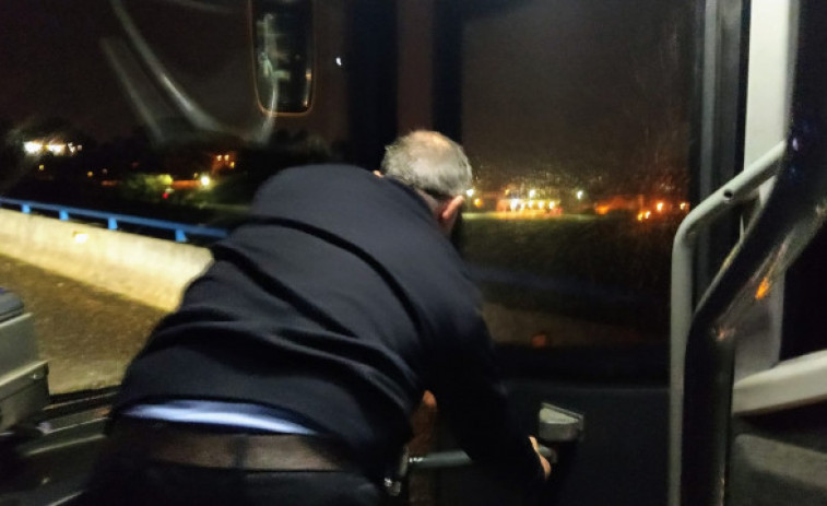 Los pasajeros denuncian que las puertas del autobús Ferrol-A Coruña se abren en marcha por la autopista