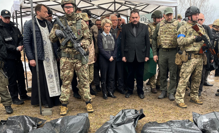 Von der Leyen y Borrell visitan una fosa común durante su viaje a Kiev