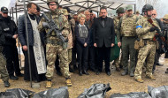 Von der Leyen y Borrell visitan una fosa común durante su viaje a Kiev