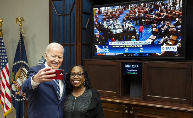 Ketanji Brown hace historia como la primera mujer negra en llegar al Supremo de Estados Unidos