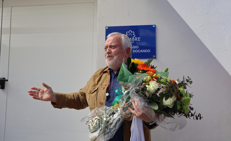 El profesor Óliver Díaz Docando da su nombre al gimnasio  del CEIP Fernández Flórez