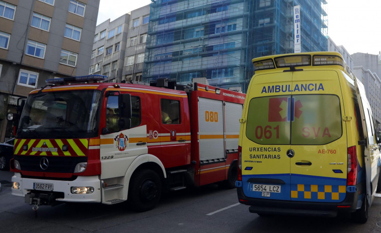 Los Bomberos entran por la ventana de una vivienda para auxiliar a una mujer que se cayó en su domicilio en A Coruña