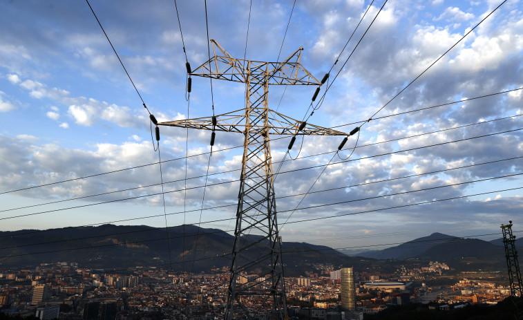 La luz se abarata este domingo hasta los 31,20 euros/MWh, el precio más bajo en un mes