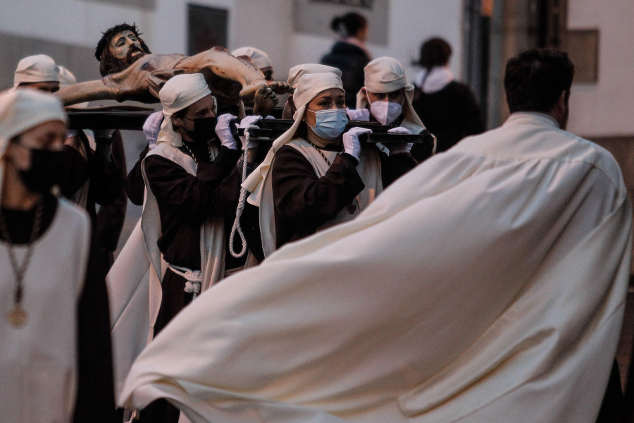 La procesión del Amor, el Perdón y la Misericordia recorre la ciudad entre la devoción y el respeto