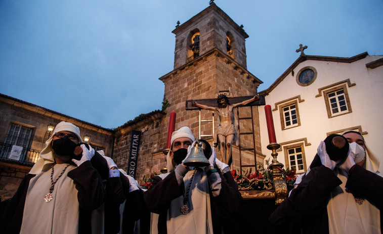 La procesión del Santísimo Cristo del Buen Consuelo vuelve a iluminar la Ciudad Vieja