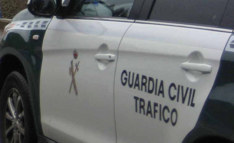 Tres personas resultan heridas, entre ellas un menor, en un accidente de tráfico en Coirós