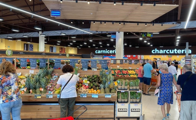 Un hombre entra en un supermercado de Poio con una escopeta y dispara dentro