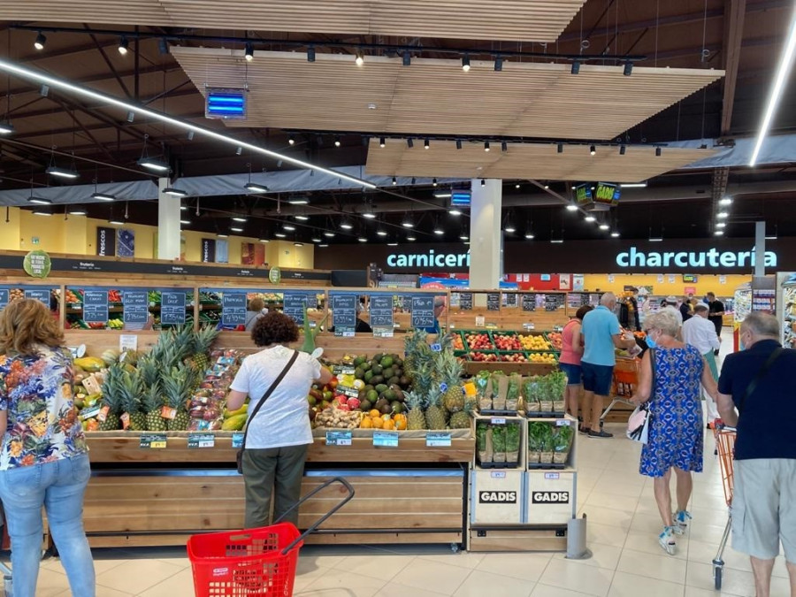 Un hombre entra en un supermercado de Poio con una escopeta y dispara dentro