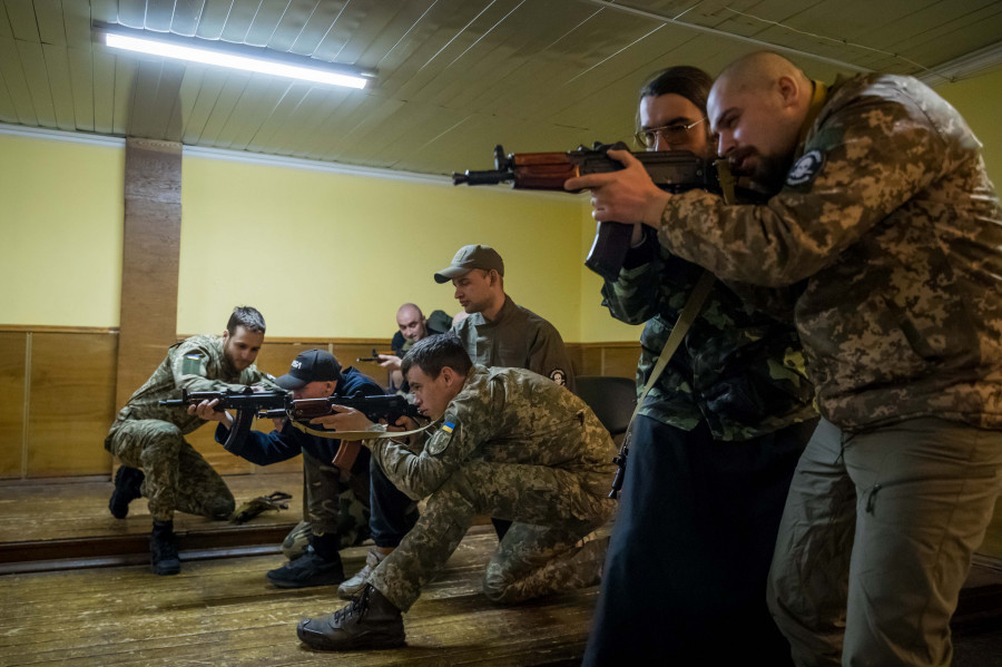 Clases militares exprés para luchar en el frente de batalla en Ucrania
