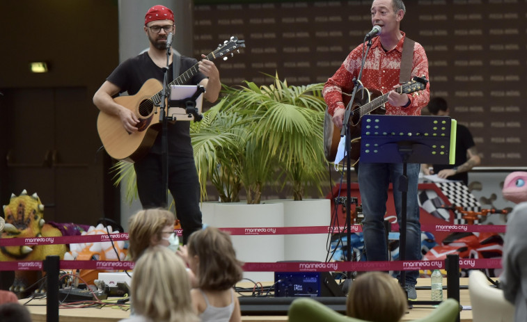 La música del coruñés Pablo Díaz sirvió para amenizar el fin de las vacaciones en Marineda City