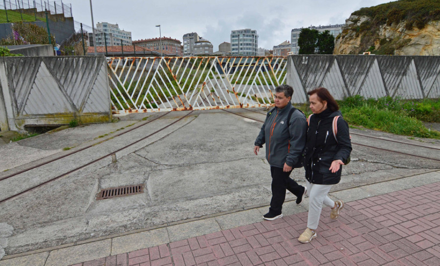 La cochera de tranvías cumple 25 años cerrada y sin un plan de futuro