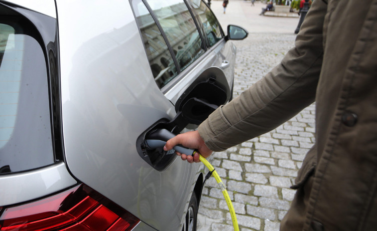 A Coruña se pone a la cabeza de Galicia en vehículos híbridos y eléctricos