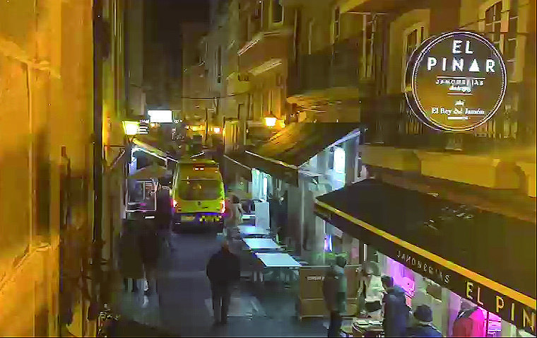 Una ambulancia del 061 se abre paso en la calle de La Franja el mes pasado