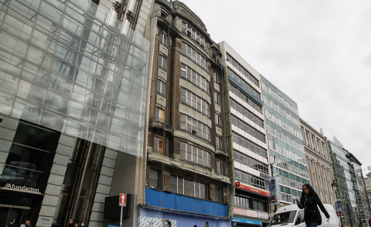 El edificio del Avenida vuelve a mostrar su cara a los coruñeses de manera momentánea