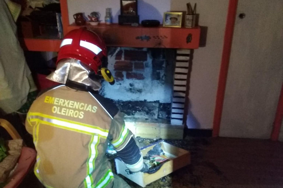 El Servizo de Emerxencias de Oleiros sofoca un incendio que se originó en la chimenea de una casa en Santa Cruz
