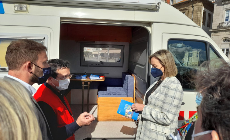 Una furgoneta con información para refugiados permanecerá en Monelos toda la semana