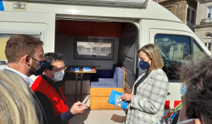 Una furgoneta con información para refugiados permanecerá en Monelos toda la semana