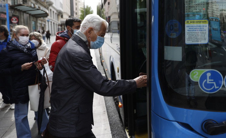 Expertos del CSIC abogan por mantener la mascarilla en el transporte público