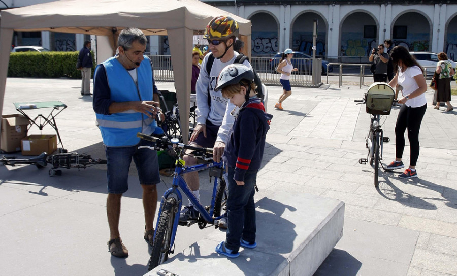 El Ayuntamiento de A Coruña ofrece clases de bicicleta  de la mano de la asociación Mobi-liza