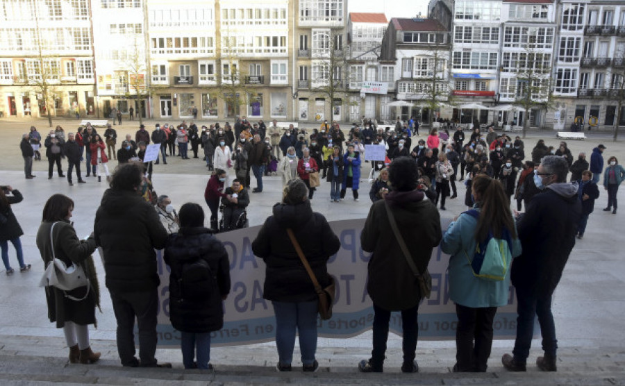 Los usuarios del bus A Coruña-Ferrol marchan a pie en demanda de un transporte digno