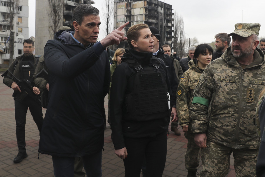 Sánchez recorre calles de Borodianka "conmovido" por el horror de la guerra